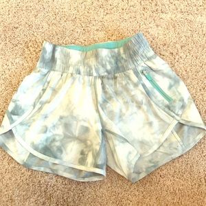 Lululemon Blue and White Tracker Short V